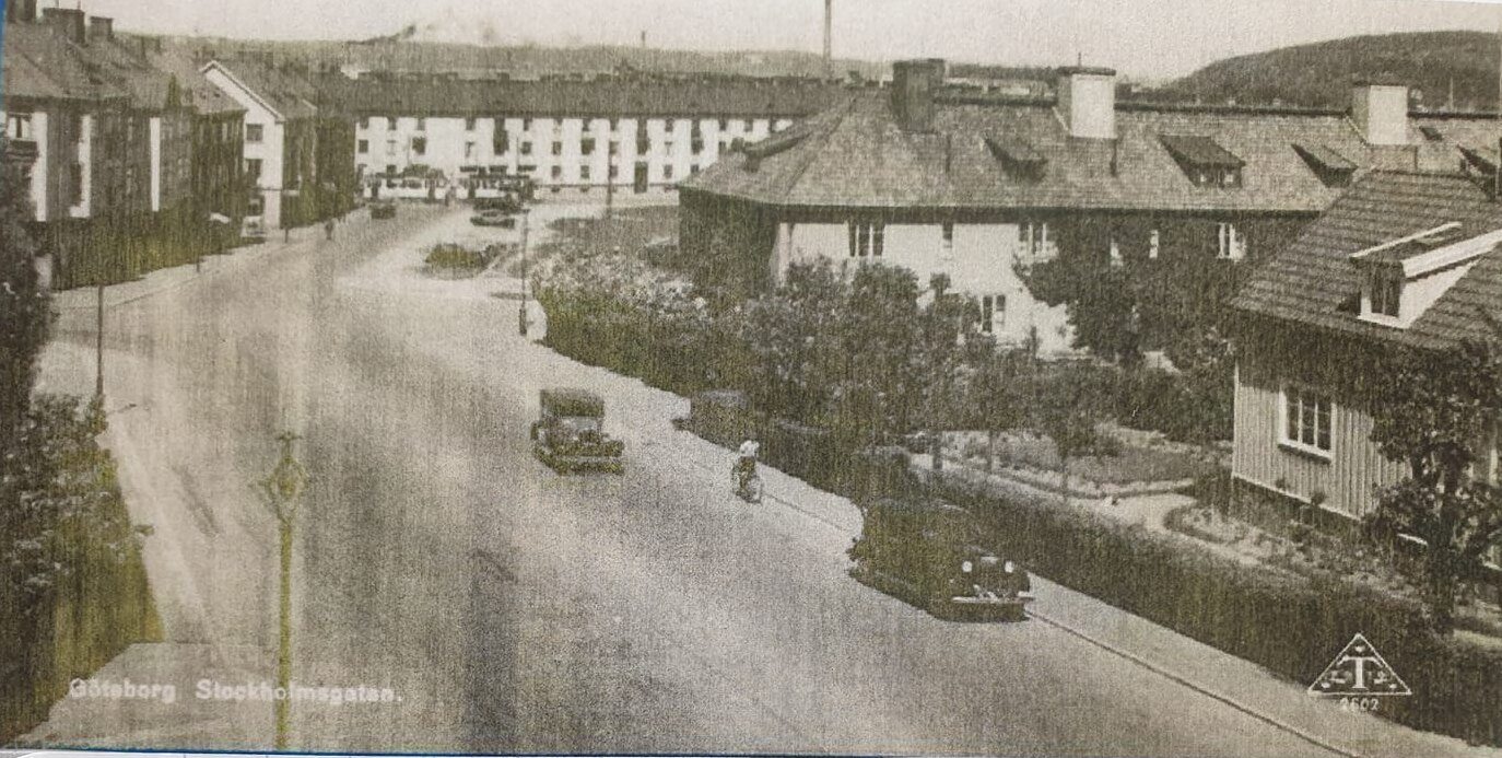 Samma gata uppifrån – landshövdingehus till vänster, villor och häckar till höger. Vykort, 1900-talets första hälft.