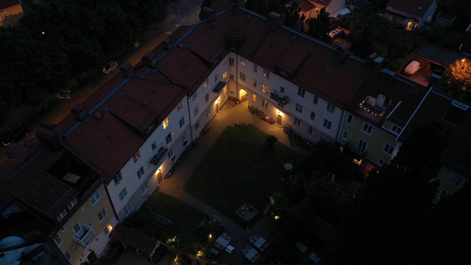 Innergården en sommarnatt
