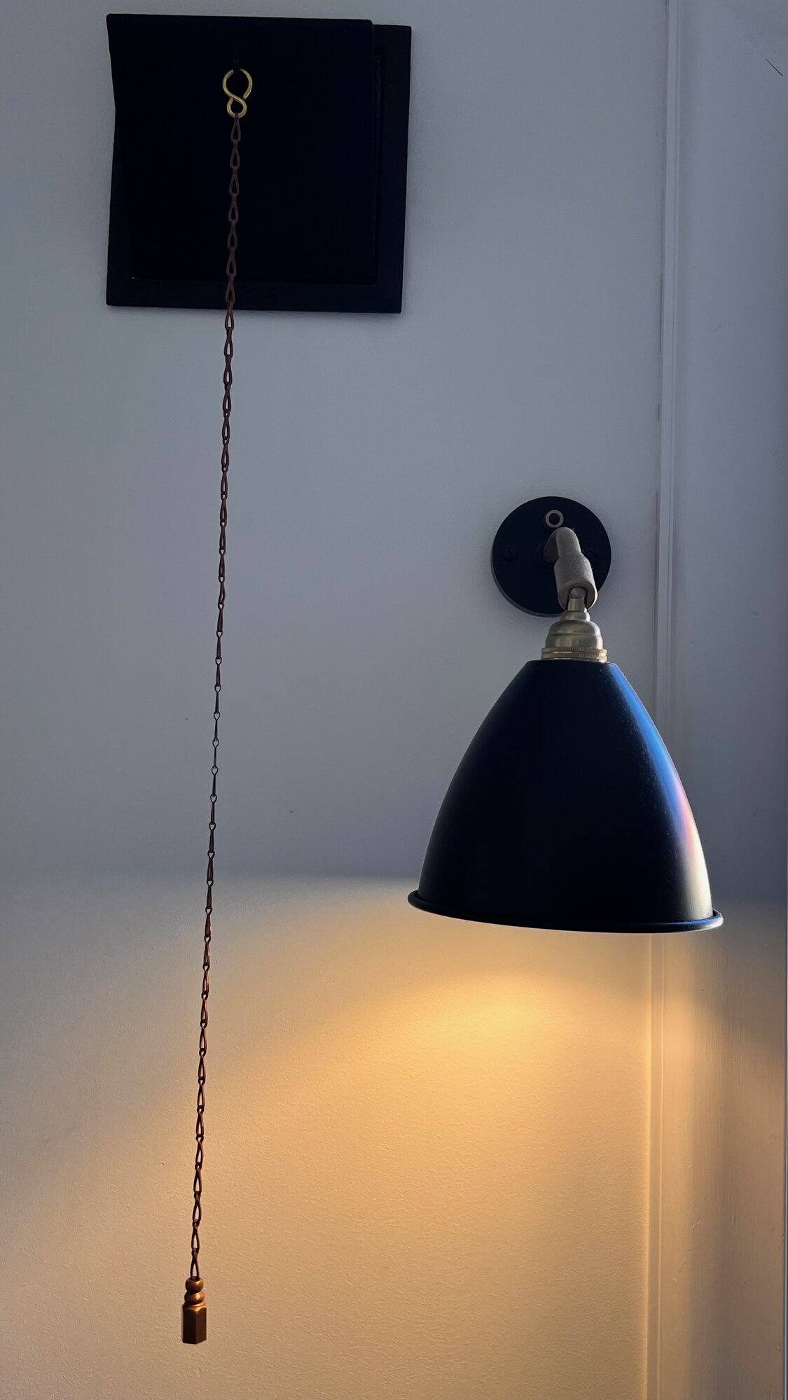 Gjutjärnsventil och vägglampa