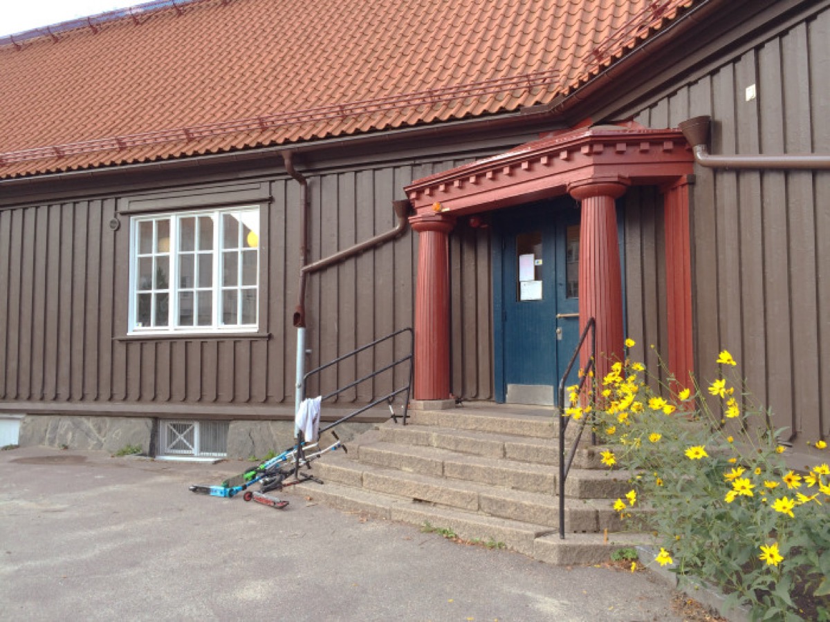 Skolans entré med röd portik